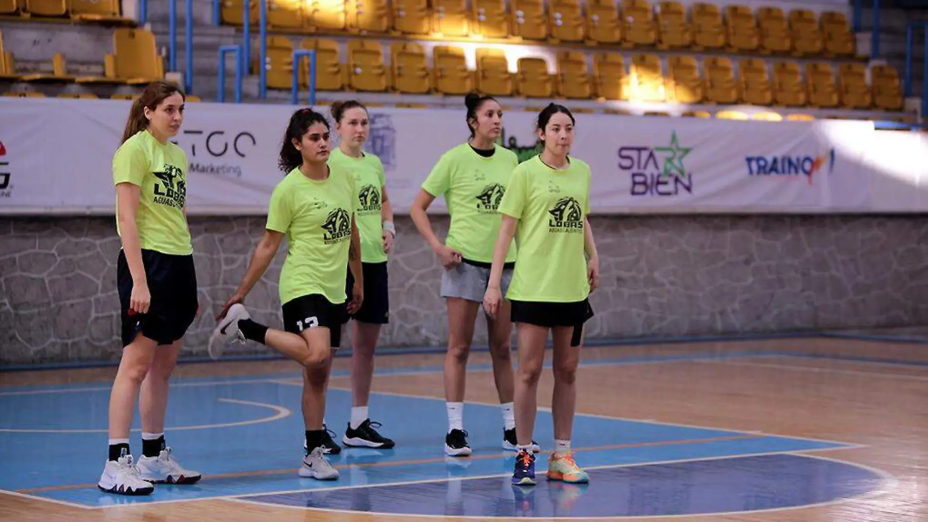 Basquetbolistas de Lobas de Aguascalientes entrenando